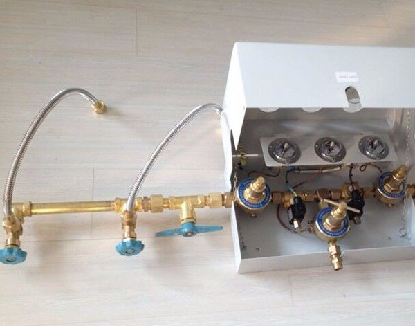 自动切换汇流排8